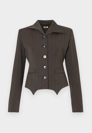 Tmavě zelená saka na míru s vertikálními pruhy, velkým límcem, pěti knoflíkovým zapínáním a dvěma předními kapsami. Přiléhavý v pase s obloukovým lemem.