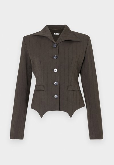 Sötétzöld, testre szabott zakó függőleges csíkokkal, nagy gallérral, öt gombos záródással és két elülső zsebbel. Deréknál testhezálló, ívelt aljjal.