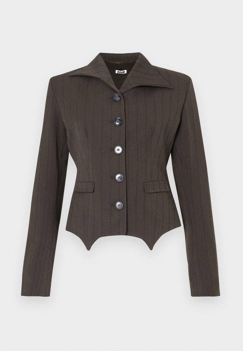 Mørkegrøn skræddersyet jakke med lodrette striber, stor krave, fem-knaps lukning og to frontlommer. Sitter tæt ved taljen med en buet søm.