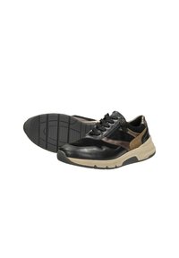 Baskets en cuir noir et marron avec un accent zip, des superpositions texturées et une semelle en caoutchouc beige. Présente un design à lacets et un motif de semelle.