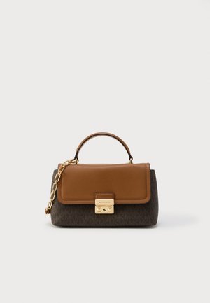 Sac à main en cuir marron avec un motif de logo sombre, des ferrures dorées, une poignée supérieure et une bandoulière chaîne. Forme géométrique avec une fermeture à rabat.