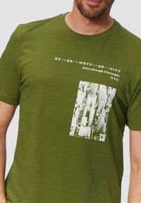 s.Oliver MIT FLAMMSTRUKTUR - T-Shirt print - guacamole