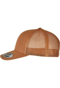 Casquette snapback marron avec un panneau avant plein et un dos en mesh. Présente un visière incurvée et un patch logo circulaire à l'avant.