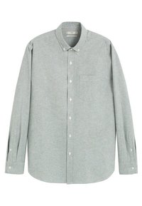 Camisa de manga larga gris claro con cuello abotonado, bolsillo en el pecho y botones blancos. Fabricada con una suave tela texturizada.