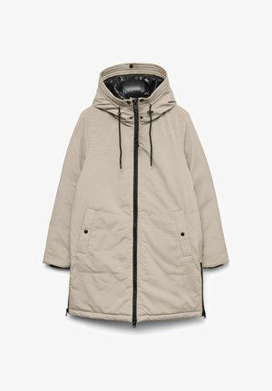 Beige pildīta parka ar augstu apkakli, regulējamu kapuci, melnu rāvējslēdzēju un divām frontālajām kabatām; ar spīguļojošu melnu iekšējo oderi.