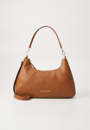 Borsa a mano in pelle marrone con una finitura morbida e texturizzata. Presenta una silhouette curva, una maniglia superiore e hardware dorato con il logo del marchio.