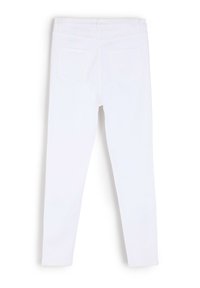 Białe dżinsy o slim fit, z średnio wysokim stanem, pięcioma kieszeniami i gładką teksturą. Wyświetlone z tyłu.
