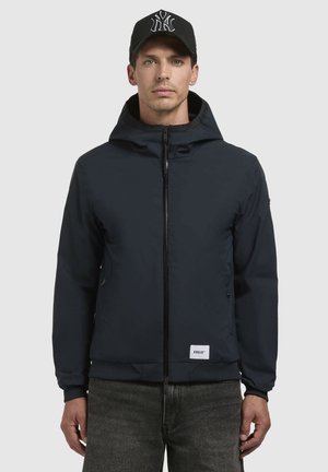 Marinevandsafvisende jakke med lynlås foran og hætte, har ribbede manchetter og søm, logopatch i bunden og et slankt design.