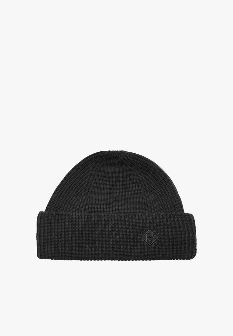 Mustan neulepipo, jossa on ribbitekstuuri ja käännettävä reunus. Edessä pieni kirjailtu logo timantin muotoisena.