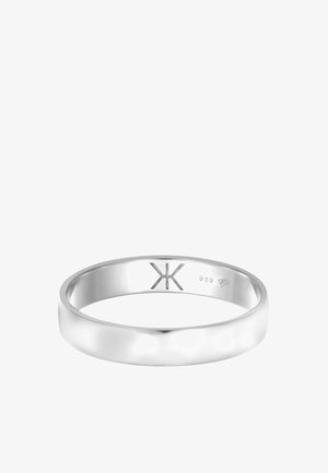 Sølv ring med en glat overflade, afrundede kanter og en poleret overflade. Har indgraverede mærker indeni, der angiver renhed og mærkets logo.