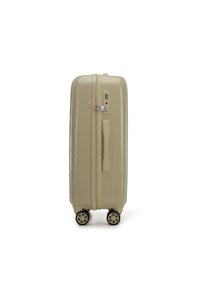 Maleta rígida en un beige claro, con un acabado texturizado, cuatro ruedas negras, cerradura incorporada y un asa lateral para un fácil transporte.