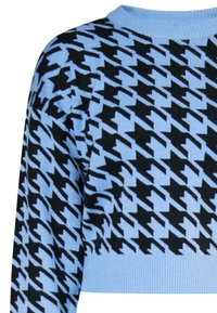 Blauwe gebreide trui met een zwart houndstooth-patroon, geribbelde ronde hals en manchetten. De stof heeft een zachte textuur.