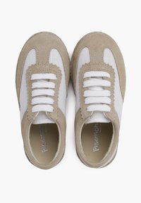 Sneaker in suede beige e tessuto bianco con chiusura a lacci, dettagli ondulati lungo i lati e suola testurizzata. Finitura opaca sui lacci.