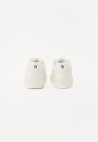 Sneaker bianchi con tomaia in pelle liscia, forma arrotondata, suola in gomma crema e dettagli in rosa oro sul tallone.