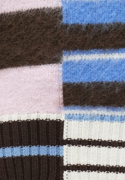 Țesătură tricotată texturată cu pete de fucsia, maro, albastru deschis și alb, prezentând modele și moliciune variate.