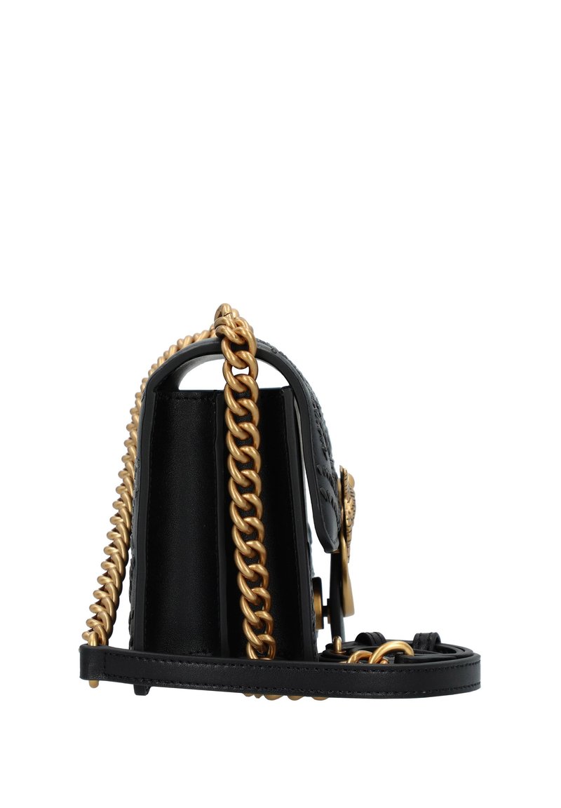 Pequeño bolso de cuero negro con una correa de cadena dorada, que presenta un diseño estructurado y detalles en relieve en un lado.