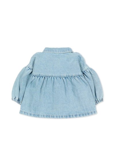 Veste pour tout-petit en denim bleu clair avec empiècement froncé, manches longues bouffantes avec poignets élastiques, et col à revers vue de dos.