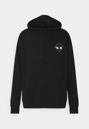 Sweat à capuche noir avec une poche kangourou, une capuche à cordon, et un motif brodé d'un visage en blanc et bleu sur la poitrine. Texture douce.