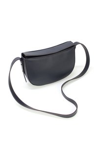 Marine læder crossover taske med en rund form, tekstureret overflade, en slank rem og en lynlåslukning langs toppen.