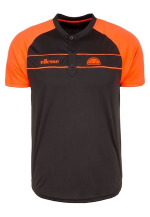 Camiseta deportiva negra y naranja de manga corta con cuello abotonado, ribete naranja horizontal y logo de ellesse en el pecho.