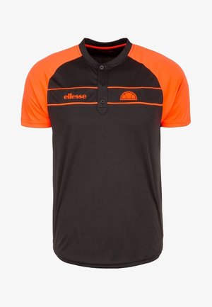 Camiseta deportiva negra y naranja de manga corta con cuello abotonado, ribete naranja horizontal y logo de ellesse en el pecho.
