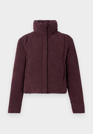 Női rövidített puffertarka dzseki sötét szilva kordbársonyból, magas nyakkal és hosszú ujjal, egyszínű háttéren bemutatva.