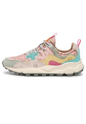 Baskets multicolores avec tissu à motifs floraux, empiècements en daim beige, rose, sarcelle et jaune, lacets gris, semelle blanche épaisse et semelle extérieure grise texturée.