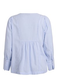 Majica z dolgimi rokavi, svetlo modro-bele majhne karo vzorce, z naborki na zadnjem delu in manšetami na gumbe.