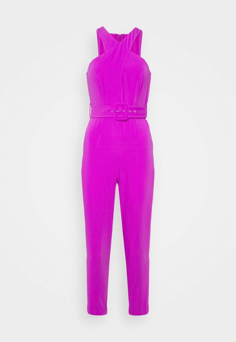 Combinaison rose vif sans manches avec encolure croisée et ceinture assortie à la taille sur un fond blanc uni.