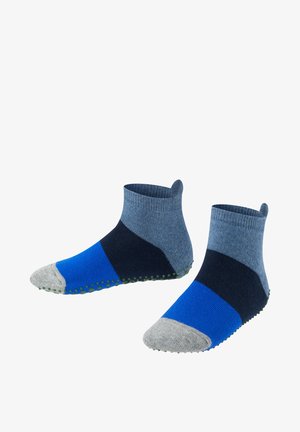 Calzini alla caviglia colorati con un design a coste. I materiali includono una miscela di blu, grigio e navy, con impugnature in gomma a pois sulle suole.