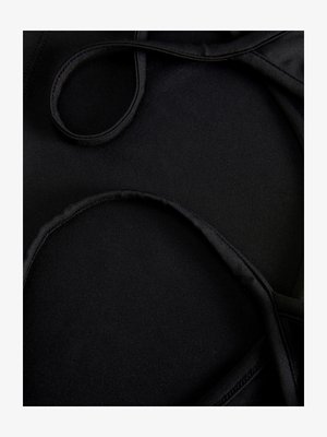 Tissu de maillot de bain noir avec une texture lisse, des bretelles courbées et des coutures plates, conçu pour le confort et la flexibilité pendant l'utilisation.