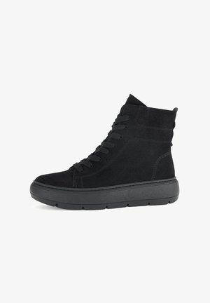 Schwarze Wildleder-Hochtop-Sneaker mit flachen Schnürsenkeln, runder Zehenpartie und strukturiertem Gummisohle. Merkmale dezente Stickdetails an den Seiten.
