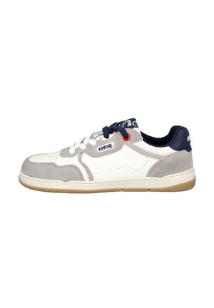 Zapatilla con parte superior de cuero blanco, acentos de ante gris y talón trasero en color marino. Presenta cordones blancos, ojetes rojos y una suela de goma.