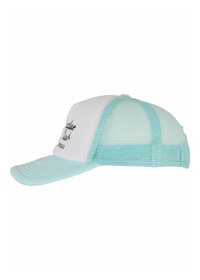Cappellino da camionista con pannello frontale bianco, visiera blu chiaro e retro in rete, con dettagli testuali neri sulla parte anteriore. Chiusura regolabile a scatto.