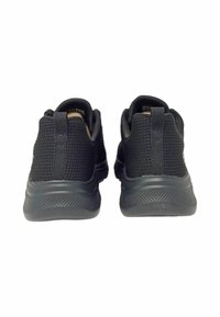 Zapatillas deportivas negras con parte superior de malla, contrafuerte texturizado y suela de goma. Con pestañas para tirar para facilitar su uso.