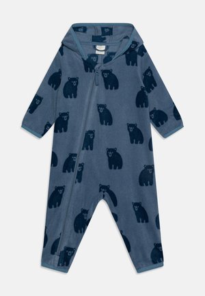 Niebieski niemowlęcy kombinezon z polaru z nadrukowanymi ciemnoniebieskimi misiami, z długimi rękawami, kapturem i ukośnym zamkiem błyskawicznym z przodu.