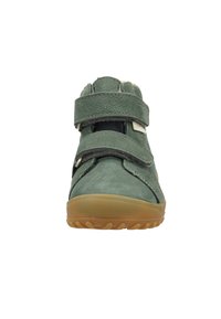 Grüne Lederschuhe mit zwei verstellbaren Klettverschlussriemen, runder Zehenform und einer Gummisohle mit strukturiertem Griff. Minimalistisches Design, strukturierte Oberfläche.