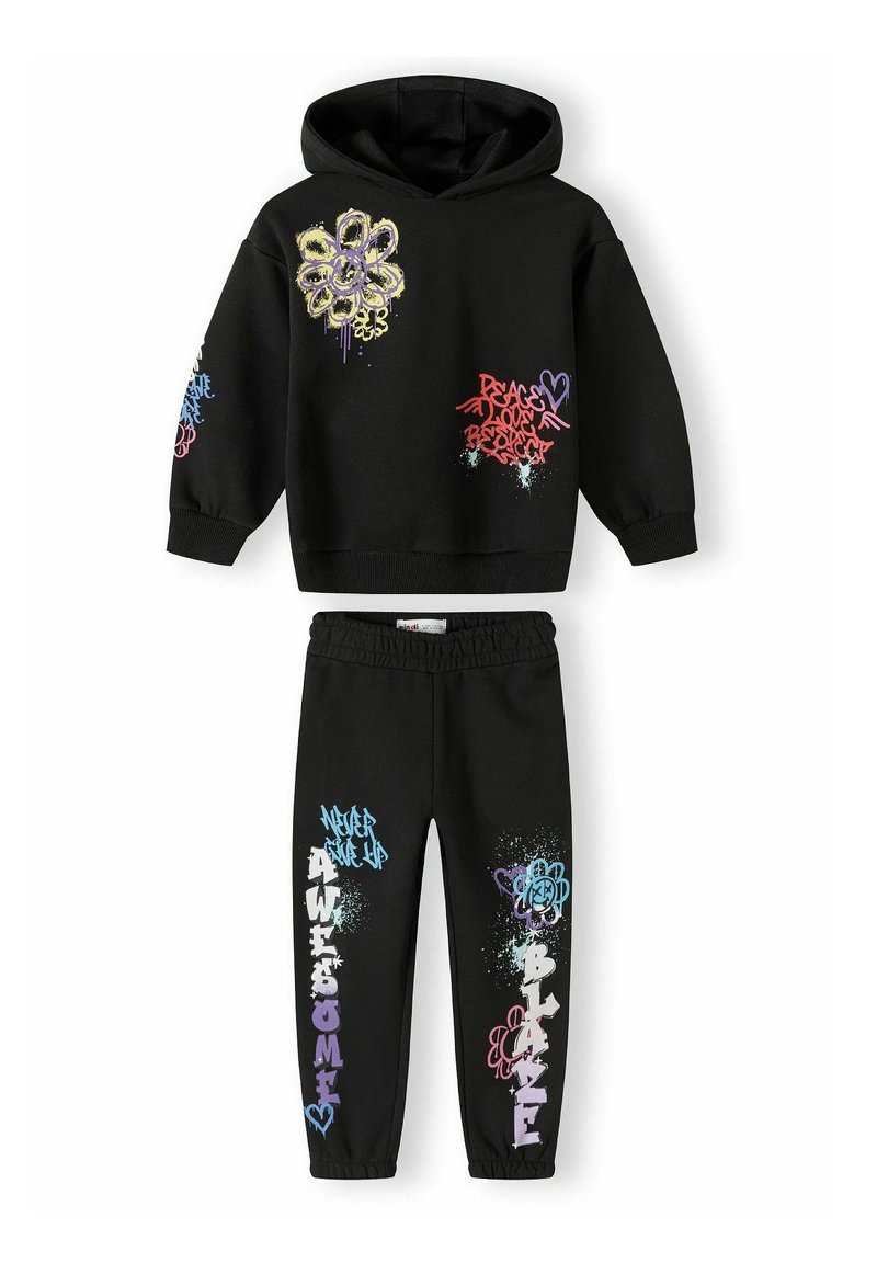 Sweat à capuche noir et pantalon assorti en mélange de coton. Le sweat à capuche présente des graphismes colorés de style graffiti. Les pantalons ont des designs similaires sur les côtés.