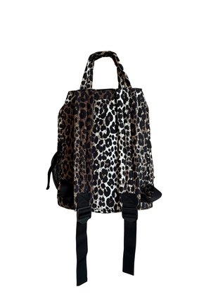 Rückansicht eines Rucksacks mit schwarzem und braunem Leopardenmuster, zwei gepolsterten Schulterriemen und einem oberen Tragegriff.