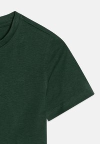 Mørkegrøn kortærmet t-shirt, lavet af blød bomuld, med rund halsudskæring og glat overflade med pæne stikninger langs sømmene.