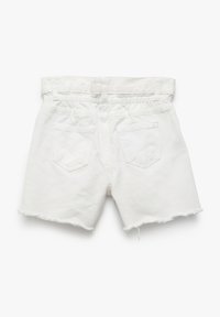 Pantalones cortos de mezclilla blanca con dobladillo deshilachado, cintura elástica y dos bolsillos traseros. Textura suave, diseño casual y un acabado limpio.