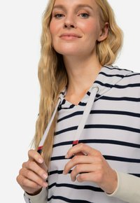 Sudadera a rayas con tejido blanco y franjas horizontales en azul marino, escote en V, cordones con detalles en rojo y puños acanalados.