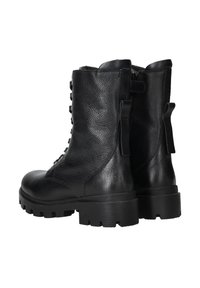 Zwarte leren enkelboots met een gestructureerde afwerking, vetersluiting en trekbanden. Dikke, robuuste zolen voor extra grip en duurzaamheid.