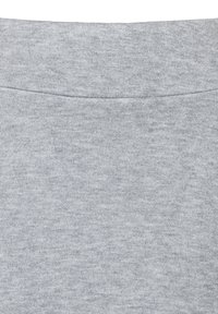 Tissu gris avec une texture lisse. Le matériau semble extensible, présentant un design simple et uni, avec un détail subtil à la taille.