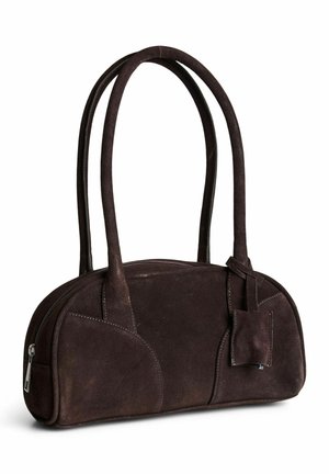 Mørkebrun ruskindshåndtaske med dobbelte afrundede håndtag, buet toplynlås og en lille fastgjort ruskindslabel på siden.