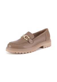 Brūni ādas mocasīni ar noapaļotu purngalu, kam ir zelta aksesuārs un strukturēta gumijas zole, kas nodrošina saķeri un komfortu.