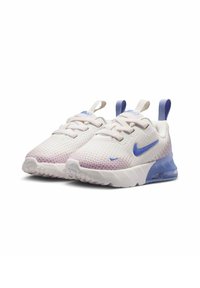Ζευγάρι λευκά και ανοιχτό μωβ αθλητικά παπούτσια Nike με μπλε λογότυπα Swoosh και θηλιές για εύκολο φόρεμα, ενδιάμεσα πέλματα με μαξιλαράκι, και επάνω μέρος από διαπνέον πλέγμα.
