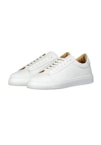 Sneakers bianchi in pelle con punta tonda, lacci piatti e fodera interna morbida. Presentano una suola in gomma texture e un design minimalista.