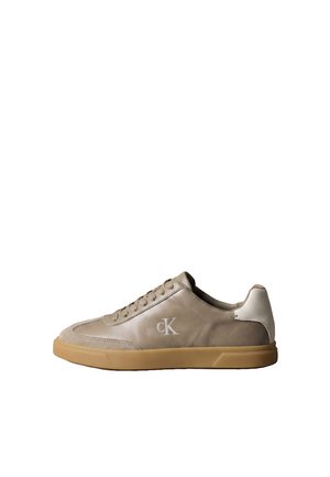 Beżowy niski sneaker z gumową podeszwą, sznurowany z przodu, z logo "cK" po boku.