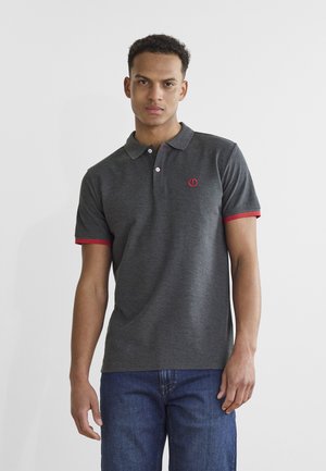 Grå polo skjorte med røde detaljer på kraven og ærmerne, med en tre-knaps placket og et lille logo på brystet. Glat tekstur.